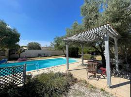 Villa de 5 chambres avec piscine privee terrasse et wifi a Saint Sulpice de Royan a 6 km de la plage, hotel with parking in Saint-Sulpice-de-Royan