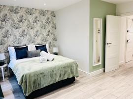 Spacious Ealing Broadway 1Bed Flat - Terrace & Near Tube، فندق في إيلينغ