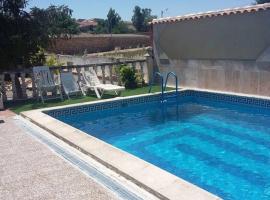 Viesnīca ar autostāvvietu 3 bedrooms chalet with private pool terrace and wifi at La Almarcha pilsētā La Almarcha