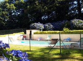 Maison de 4 chambres avec piscine partagee terrasse et wifi a Langoelan, hotel in Langoëlan