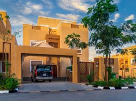 Villa in Al Madinah in compound فيلا في المدينة: Medine'de bir otel