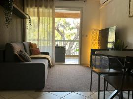 Appartement Résidence Santa Barbara avec Piscine et à 750m de la Plage, cheap hotel in Cavalaire-sur-Mer