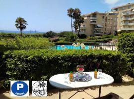 Antibes T2 Vue mer 48m2 Terrasse Parking Piscine Plage, hotel con spa en Antibes
