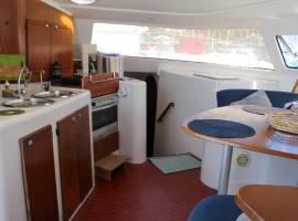 Cabine d'un catamaran privatisé, nastanitev na čolnu oz. ladji v mestu Le Marin