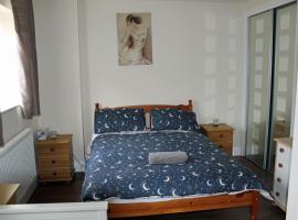 Cosy room with 3 bed spaces in a friendly bungalow: Bletchley şehrinde bir otoparklı otel