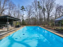 Greenville Home with Private Pool 7 Mi to Downtown, хотел в Грийнвил