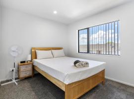 Holiday Home Wattle Downs, hotel en Auckland