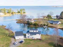 Secluded Waterfront Getaway with Hot Tub Game Room Frisbee Golf, hotel sa White Stone