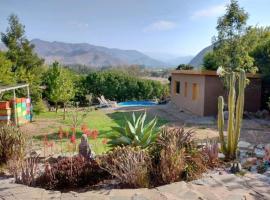Cabaña con tinaja en el Valle del Elqui, hotel met zwembaden in Talca