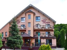Pensiunea Roua Muntilor, hotel con estacionamiento en Vadu Crişului