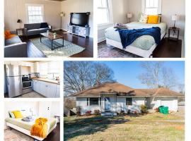 Charming 2 Bedroom Home with Deck: Retreat in Prime Location, hotel in Knoxville