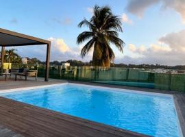 Joli appartement cosy avec piscine, hotell i Les Abymes