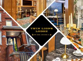 The Twin Lions: Bespoke Travel Lodge w/ Speakeasy*, cabin in Chicago
