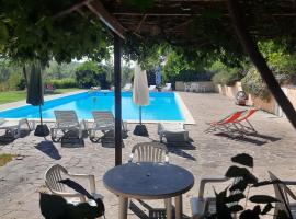 Podere Il Cerrone app Romilda con piscina, hotel in Fauglia