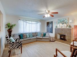 Breezy Fresno Home - Near Airport and Downtown, hotel en Fresno