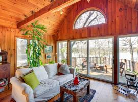 Stunning Lake and Mtn Views Cozy Catskills Cabin!, hotel in Athens