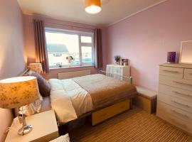 Purple dream double bedroom, homestay in Cheltenham