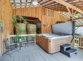 Converted Barn Couple's Oasis Near Tallulah Gorge
