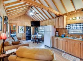 Cozy Dillard Cabin with Mountain Views and Pool Access, atostogų namelis mieste Dilardas