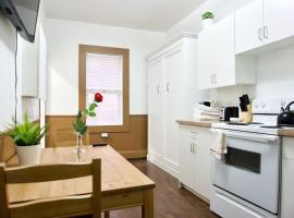 Amazing DT Apartment w Parking Location Coffee, hotell i Moose Jaw