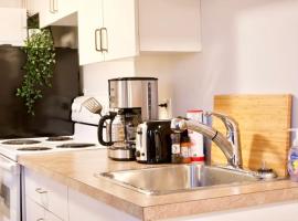 Cozy Studio Downtown Parking Coffee Location, hotelli kohteessa Moose Jaw