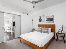 CozySuites l Lavish 1BR, Bottleworks Indy #4, khách sạn ở Indianapolis