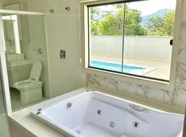 Casa luxuosa com piscina e hidromassagem!