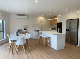 Vineyard Views Brand New Sleeps 6 20 Mins to CBD, villa in Hobart