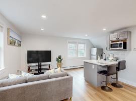 Blooming Sunshine - Unit 2, apartment in Falmouth