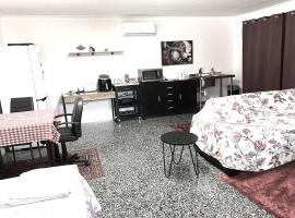 Red Cottage - LARGE MOSTLY SELF-CONTAINED STUDIO ROOM, hotel with parking in Toowoomba