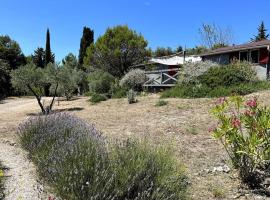 Chalet au Domaine de l'Aven, viešbutis su baseinais mieste Villeneuve-Minervois