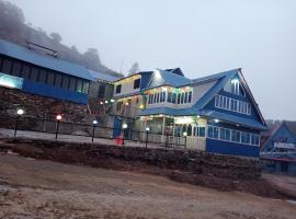 kalingchok-hotel tik top & New Family Guest House，Charikot的飯店