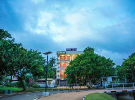 Green Eye Hotel & Apartments, hotel con estacionamiento en Boralesgamuwa