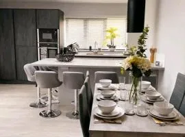New, modern 4 bed, 3 bath house ,free parking