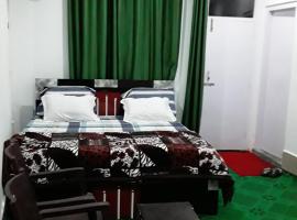 HOTEL JAI VASUKI BHADARWAH, hotel med parkering i Bhadarwāh