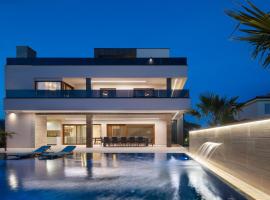Malibu Royal - Luxury villa with pool & spa, hotel in Vir