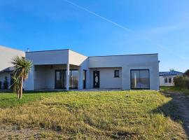 Maison 3 chambres à 350m de la plage avec jardin proche Portbail, hotel in Portbail