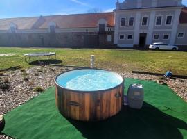 Chateau Moravany - apartmány, teepee a wellness，Ronov nad Doubravou的便宜飯店