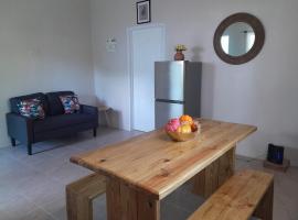Vee's Country Apartments, hotel amb aparcament a Micoud