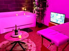 Love room avec beaucoup de charme, hotel with jacuzzis in Berneval-le-Grand