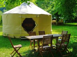 Yourte - Camping des trois rivières, camping à Bassignac