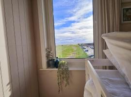 Seaview 2 bedroom apartment, hotel em Littlehampton