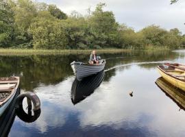 Golfing, Walking, Fishing Rest - sleeps 8, hotel med parkering i Galway