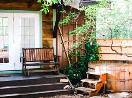 The Rosewood Cottage - Sauna, Soak, and Luxury, hotel en Fairview