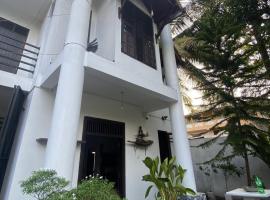 Black Bird Villa, hotel na may parking sa Uragasmanhandiya