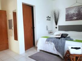 1BD apartment in central colebay walk to everywhere, Hotel in Koolbaai