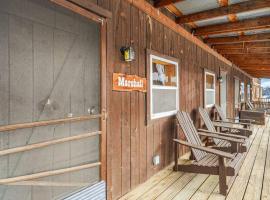 Cabin in Colorado National Forest at MLazyC ranch!, хотел в Lake George