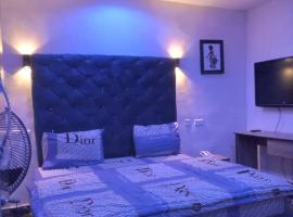AT.TITANIC LOUNGE AND SUITES, hotel v destinaci Araromi
