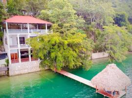 El Remate Panoramic View House 3 Levels Peten, cottage in Jobompiche