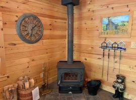 Romantic Chalet w/ Hot Tub close to Roan Mountain, cottage in Roan Mountain
